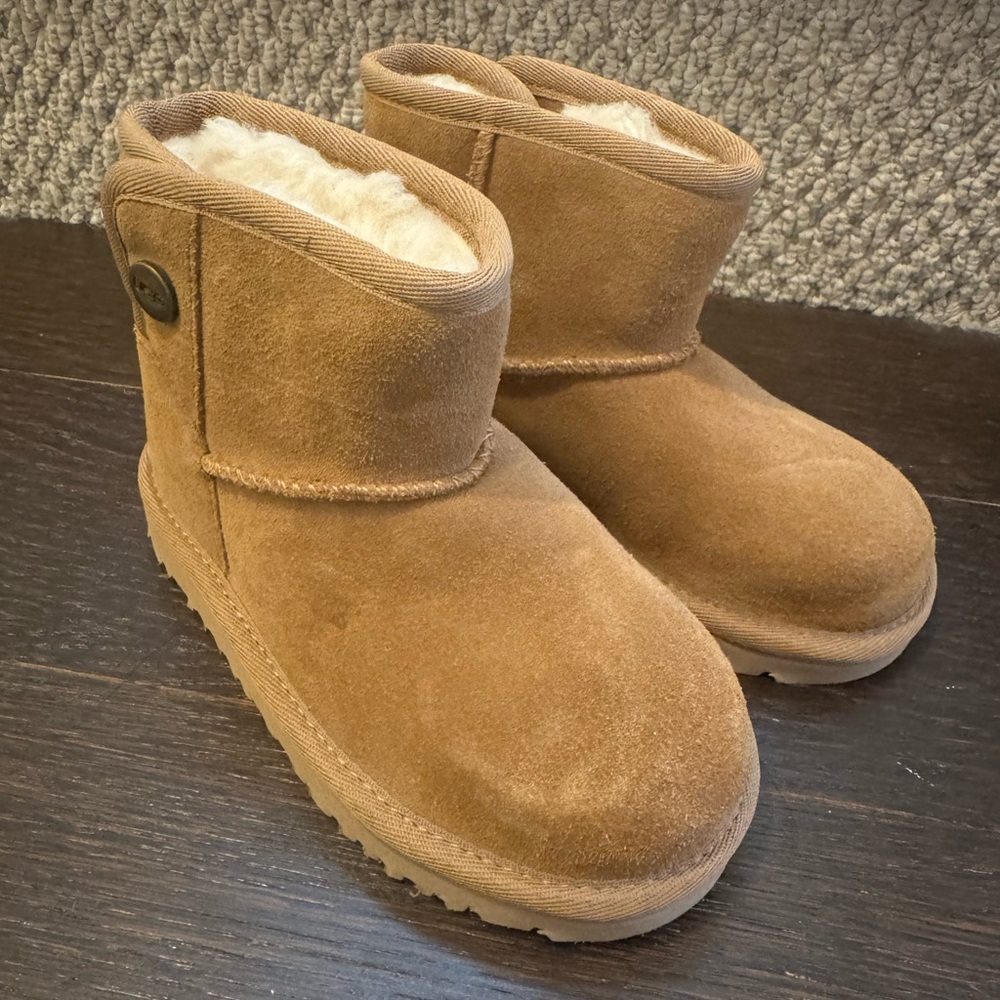 UGG Classic Tan Suede Boots toddler size 10 NEW